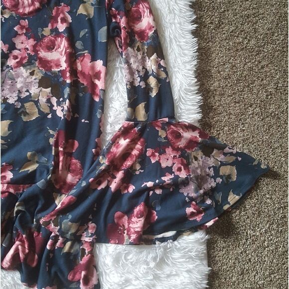 Altar'd State Bell Sleeve Floral Top Size Small - Picture 4 of 6